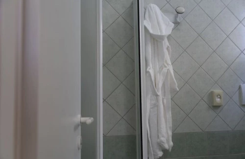 Servizio bagno in camera con box doccia 